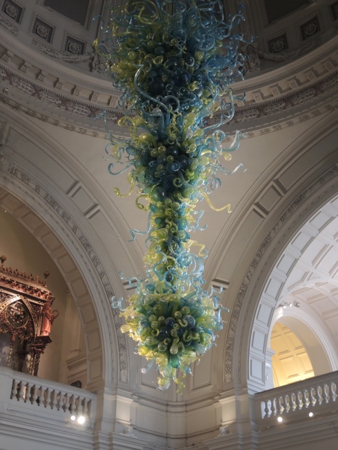 Chihuly chandelier at the V&A